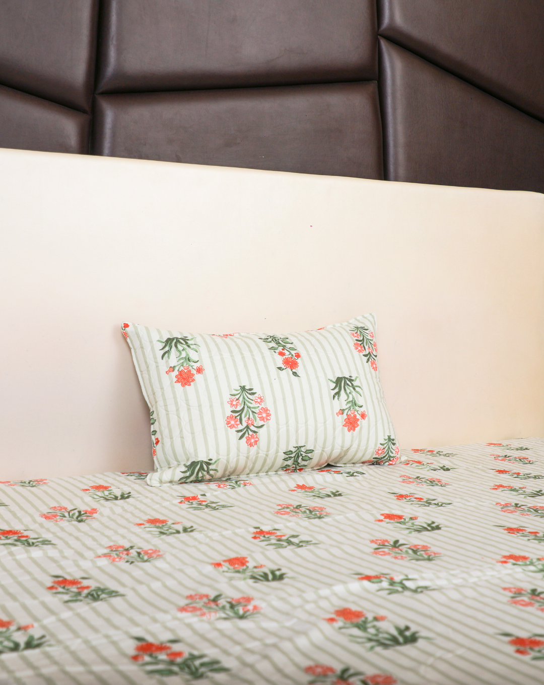 Anthurium -SINGLE BEDSHEET WITH QUILTED PILLOW COVER (Lining Green)