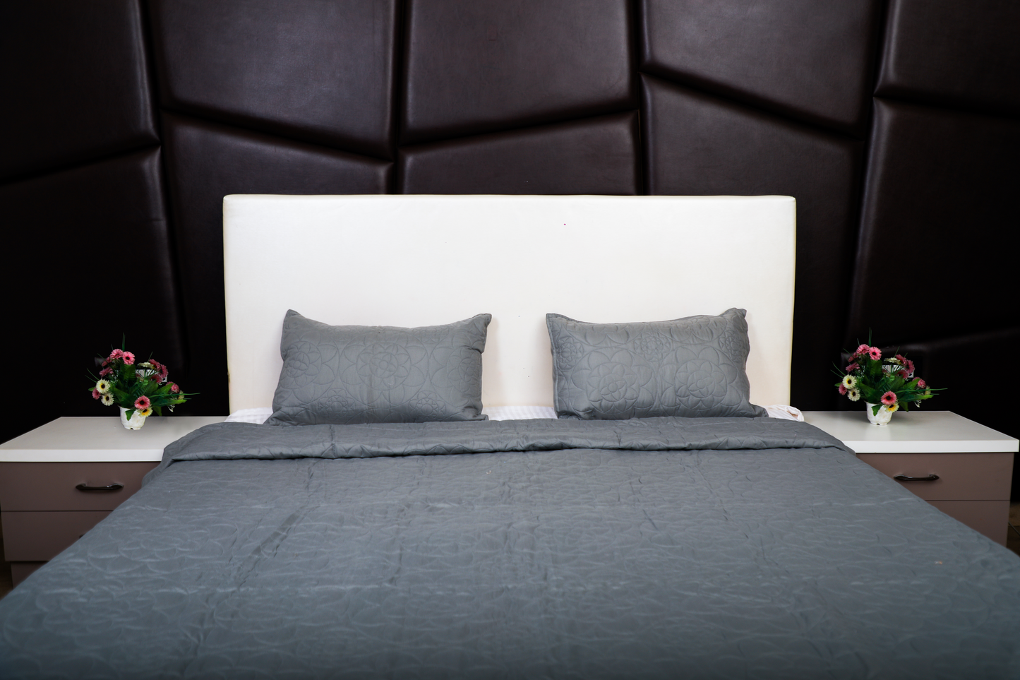 Beauty Bush Grey – Premium Quilted Bedspread for Elegant Bedrooms