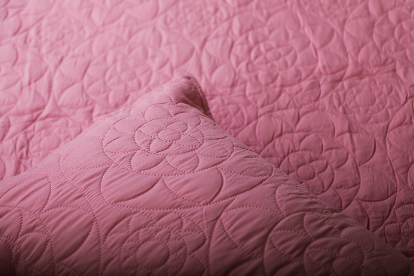 Beauty Bush Pink – Elegant Quilted Bedspread for a Luxurious Bedroom
