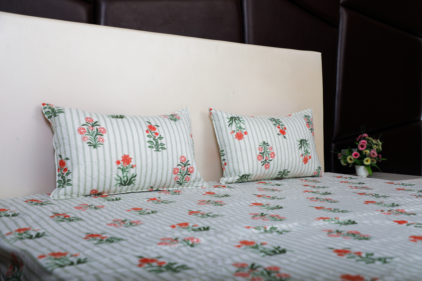 Anthurium - DOUBLE BED BEDSHEET WITH QUILTED PILLOW COVER (Lining Green)