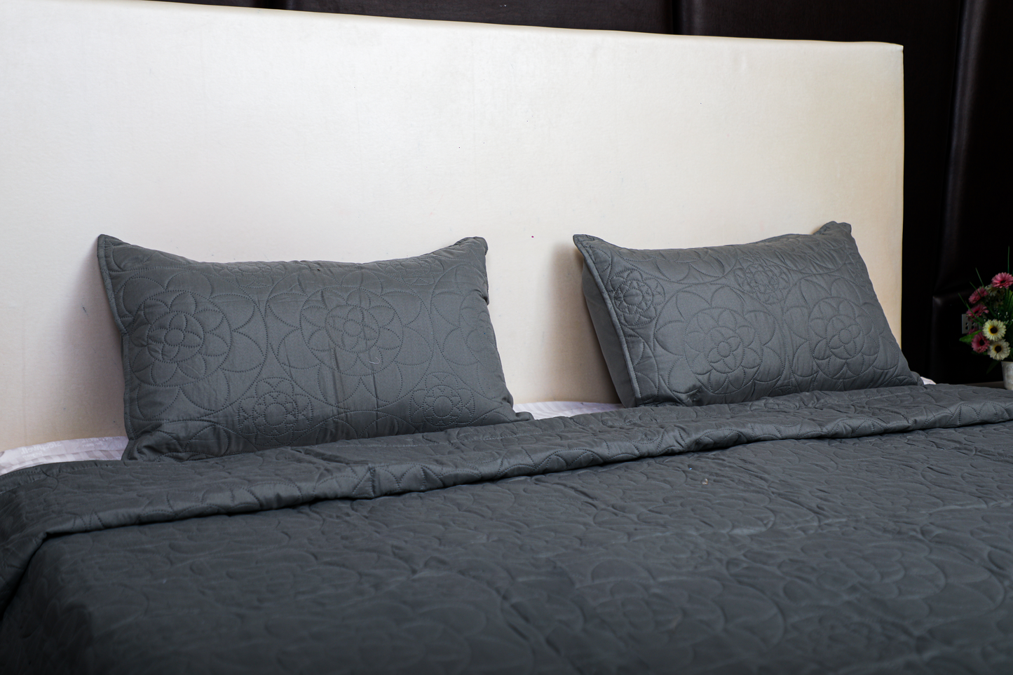 Beauty Bush Grey – Premium Quilted Bedspread for Elegant Bedrooms