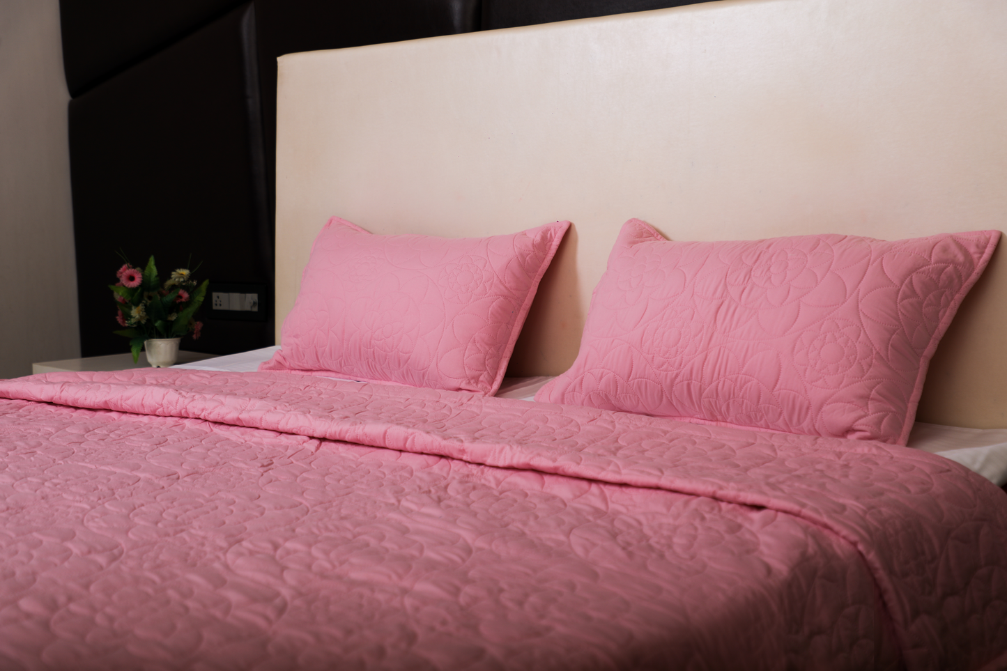 Beauty Bush Pink – Elegant Quilted Bedspread for a Luxurious Bedroom